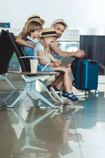 Niño con tableta en el aeropuerto - foto de stock