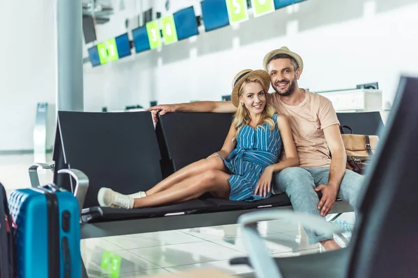 Pareja esperando el embarque en el aeropuerto - foto de stock