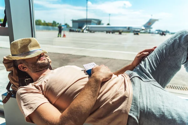 Viajero durmiendo en aeropuerto - foto de stock