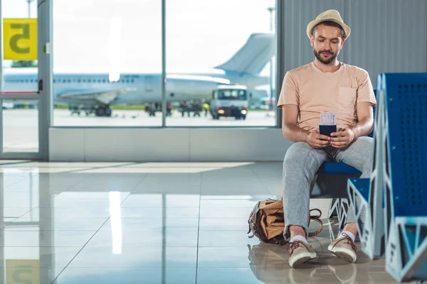 Tourist waiting for boarding — Stock Photo