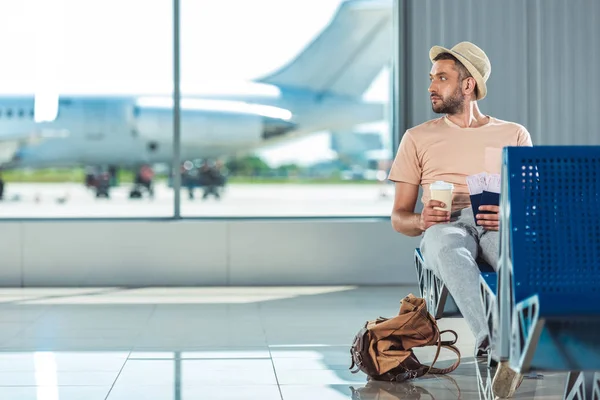 Voyageur avec passeports et billets — Photo de stock