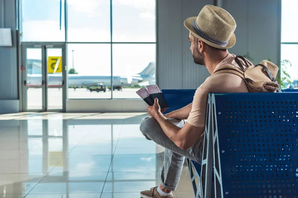 Voyageur avec passeports et billets — Photo de stock