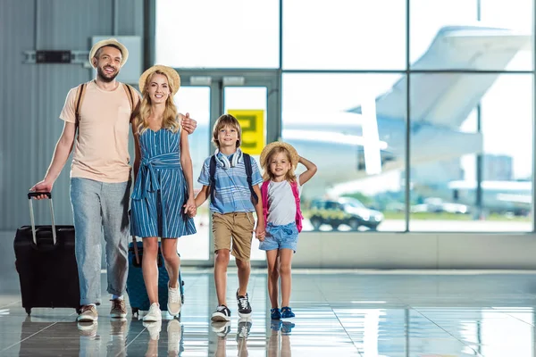 Famille marche à l'aéroport — Photo de stock