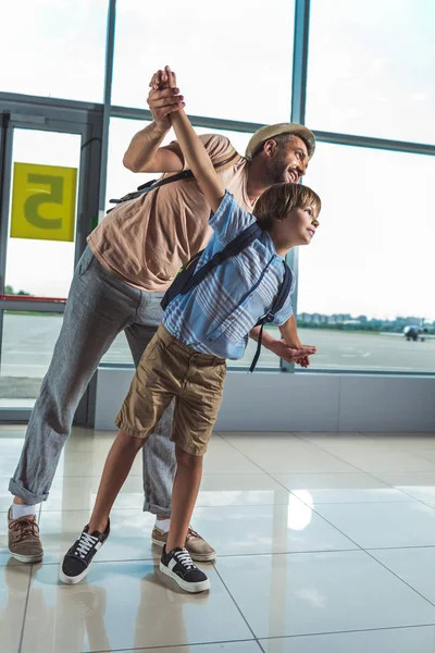 Vater und Kind im Flughafen — Stockfoto