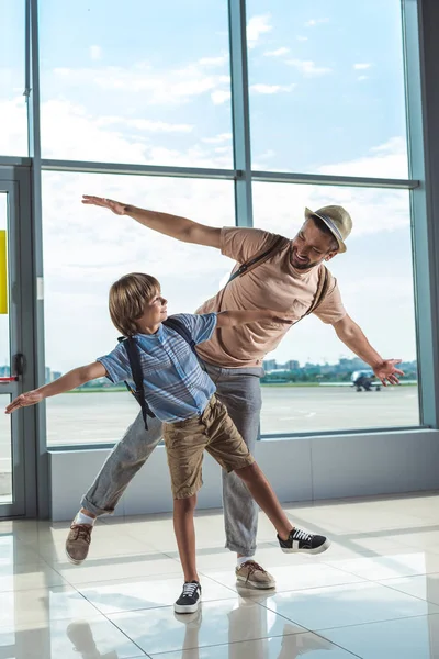 Père et enfant à l'aéroport — Photo de stock