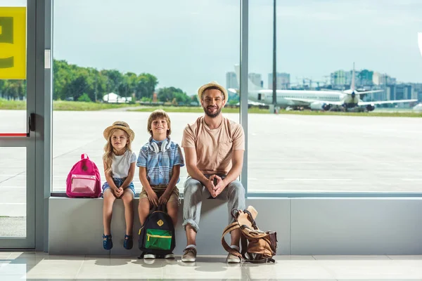 Pai e filhos à espera de embarque — Fotografia de Stock