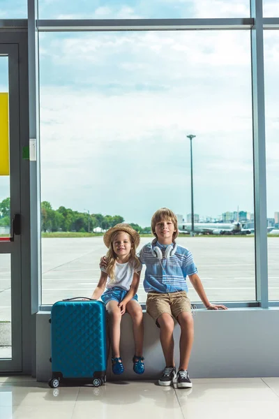 Irmãos esperando no aeroporto — Fotografia de Stock