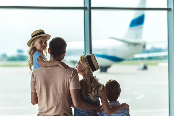 Familie schaut aus Fenster im Flughafen — Stockfoto