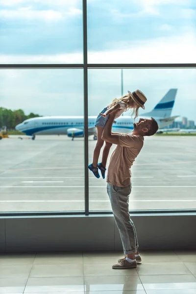 Padre e hijo en aeropuerto - foto de stock