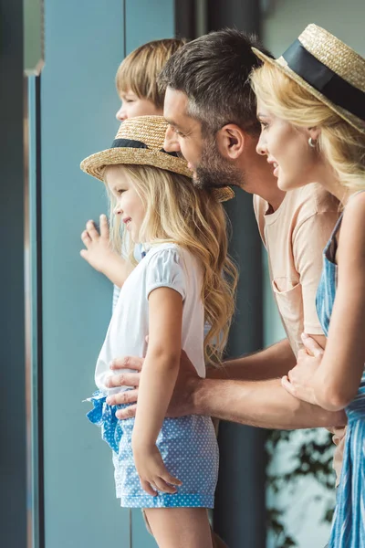 Familie schaut aus Fenster im Flughafen — Stockfoto