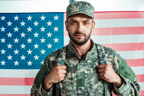 Soldado en uniforme militar - foto de stock