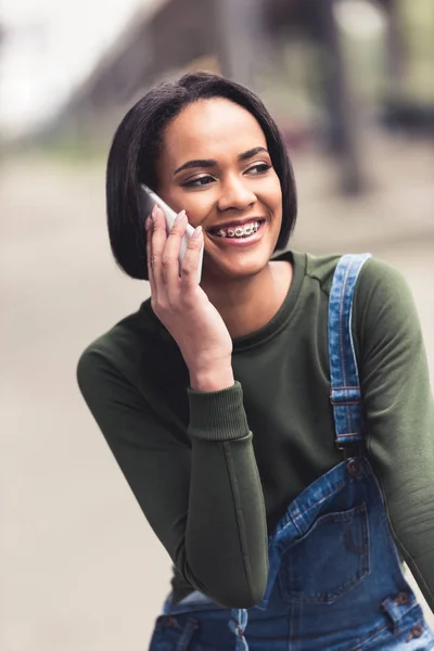 Hablar por teléfono - foto de stock