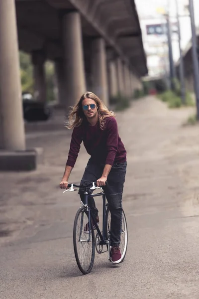 Man riding vintage bicycle — Stock Photo