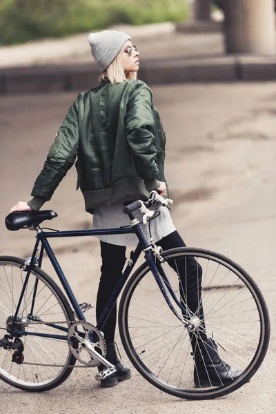 Femme avec vélo vintage — Photo de stock