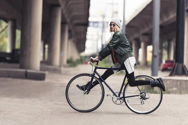 Donna in bicicletta vintage — Foto stock