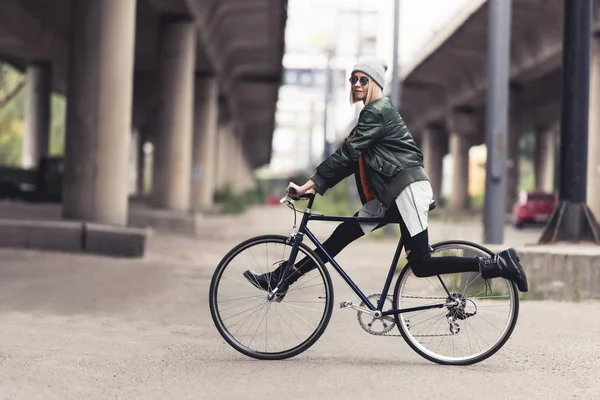 Femme équitation vintage vélo — Photo de stock