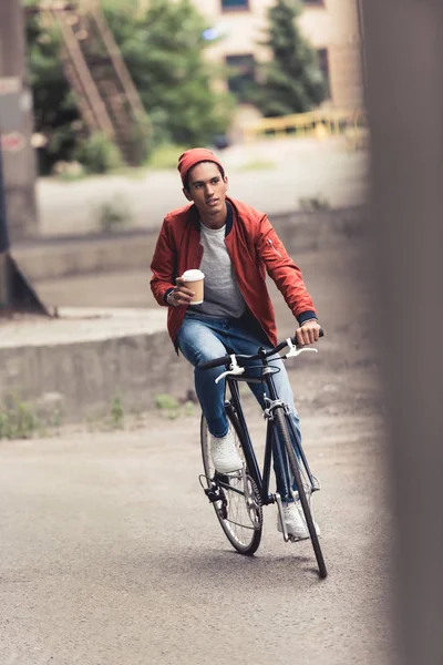 Homme avec vélo et café à emporter — Photo de stock