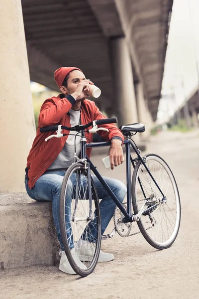 Homme avec vélo boire du café pour aller — Photo de stock