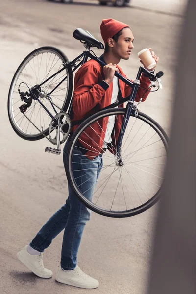 Hombre con bicicleta beber café para ir - foto de stock