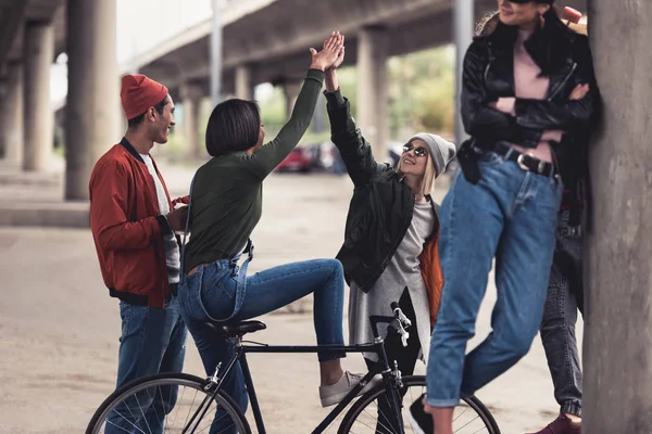 Amigos pasando tiempo juntos al aire libre - foto de stock