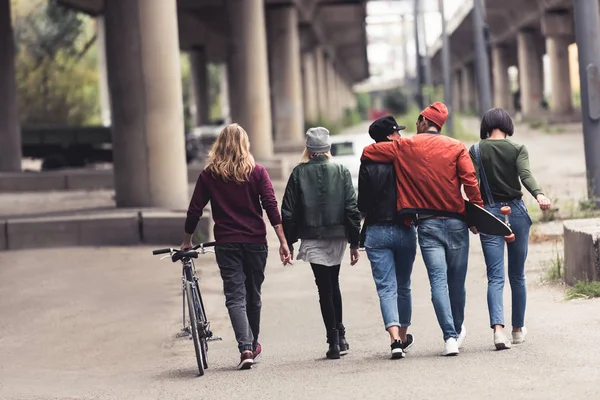 Gruppe junger, stilvoller Menschen — Stockfoto