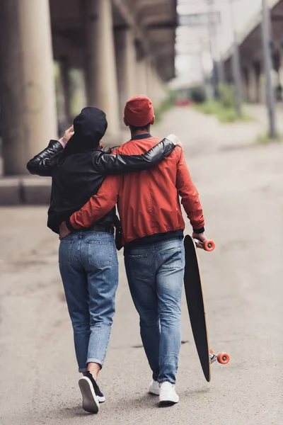 Casal andando ao ar livre — Fotografia de Stock