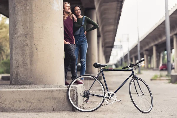 Casal com bicicleta vintage — Fotografia de Stock