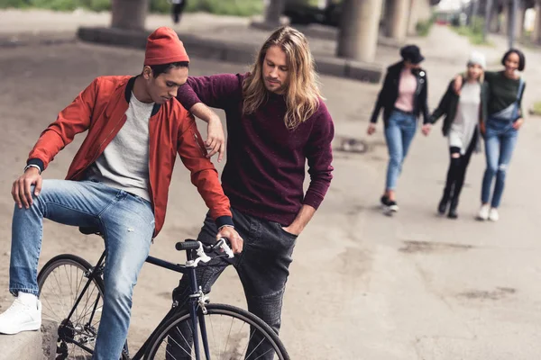 Красиві чоловіки з вінтажним велосипедом — стокове фото