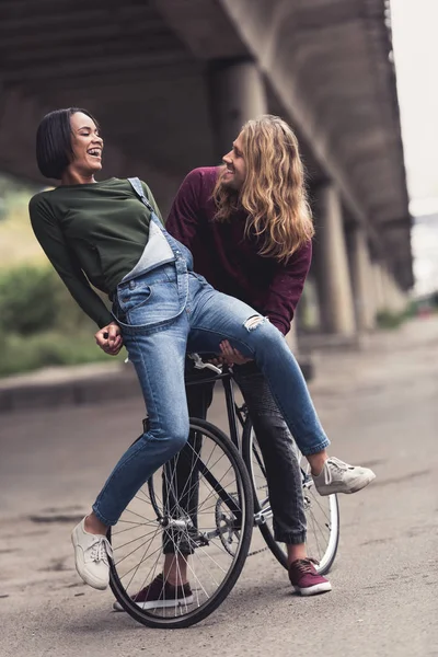 Pareja montar bicicleta juntos - foto de stock