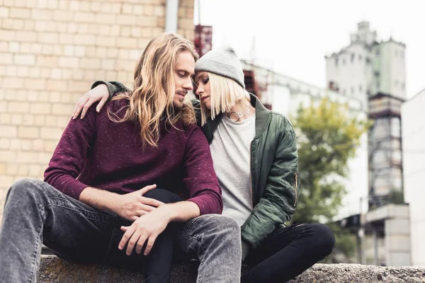 Pareja sentada al aire libre - foto de stock