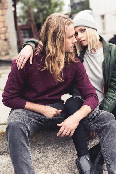 Couple assis à l'extérieur — Photo de stock