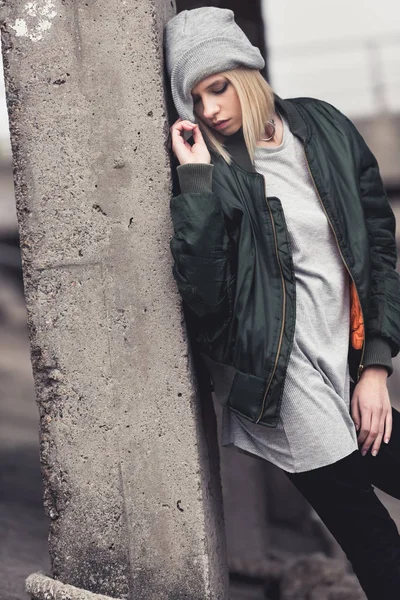 Mujer joven con estilo - foto de stock