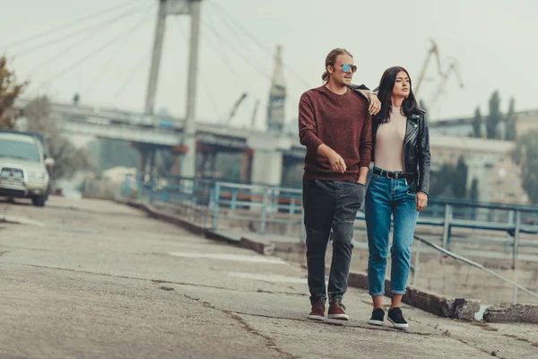 Jeune couple marchant à l'extérieur — Photo de stock