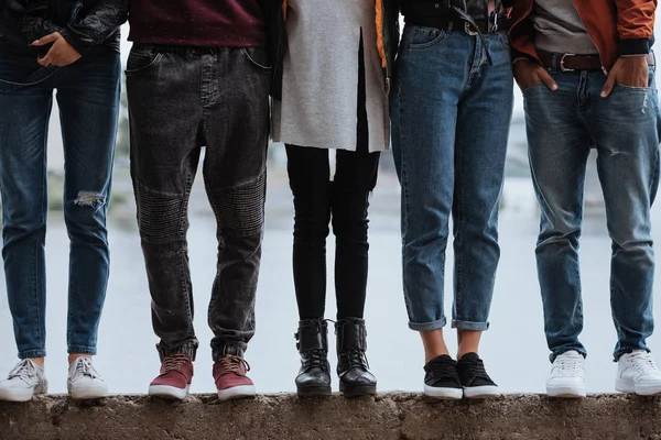 Persone in piedi sul lungofiume — Foto stock