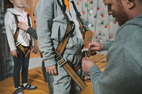 Papa sécurisant fils dans harnais — Photo de stock