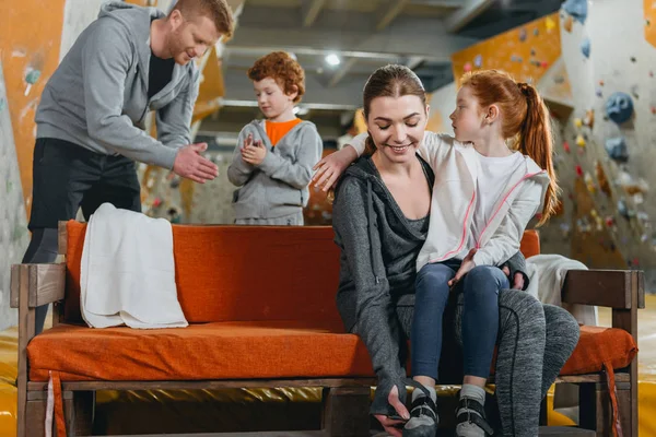 Familia con niños en el gimnasio - foto de stock