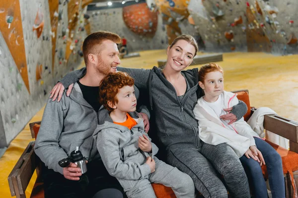 Familie mit Kindern im Fitnessstudio — Stockfoto