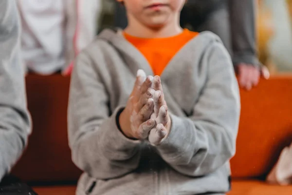 Niño aplicando talco a las manos - foto de stock