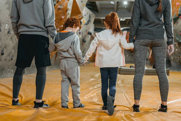 Familia cogida de la mano en el gimnasio - foto de stock