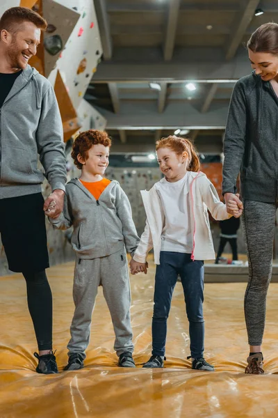 Familie hält Händchen im Fitnessstudio — Stockfoto
