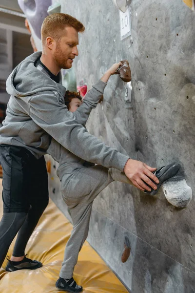 Dad teaching son how to climb — Stock Photo