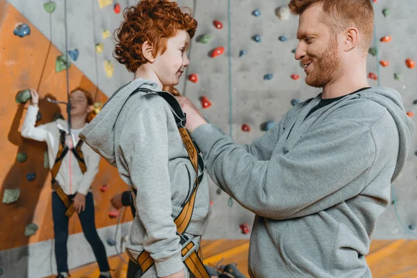 Papà fissaggio figlio in imbracatura — Foto stock