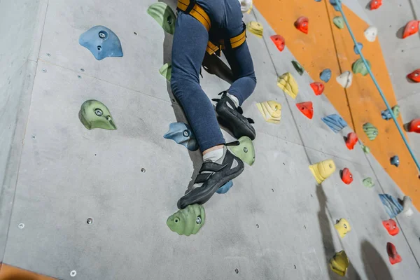 Ragazzino arrampicata parete con impugnature — Foto stock