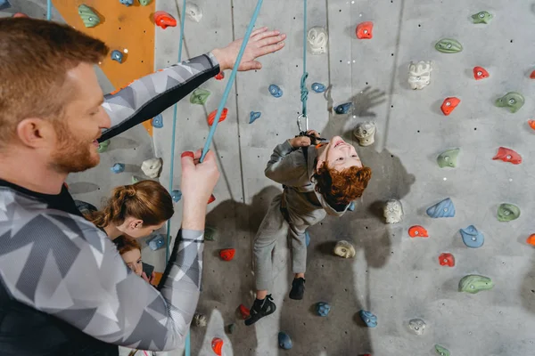 Petit garçon mur d'escalade avec poignées — Photo de stock