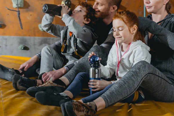 Família com crianças no tapete no ginásio — Fotografia de Stock