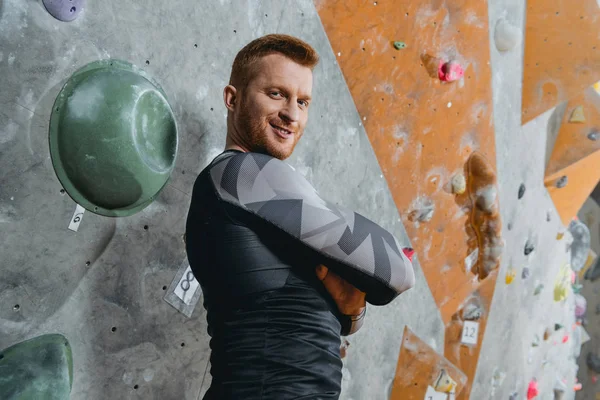 Jeune homme avec les bras croisés au gymnase — Photo de stock