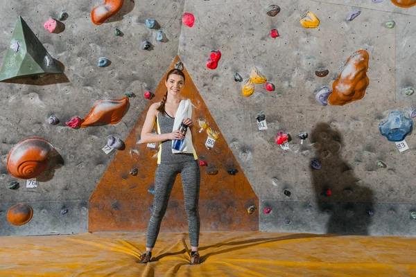 Young woman in front of climbing wall — Stock Photo
