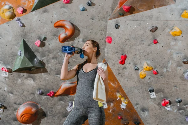 Sportliche Frau trinkt Wasser — Stockfoto