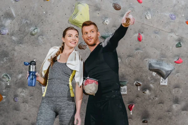 Uomo in abbigliamento sportivo che punta a qualcosa — Foto stock