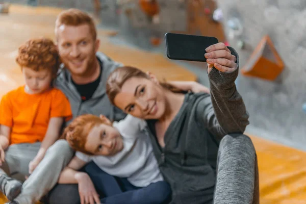 Prendre du selfie en famille au gymnase — Photo de stock